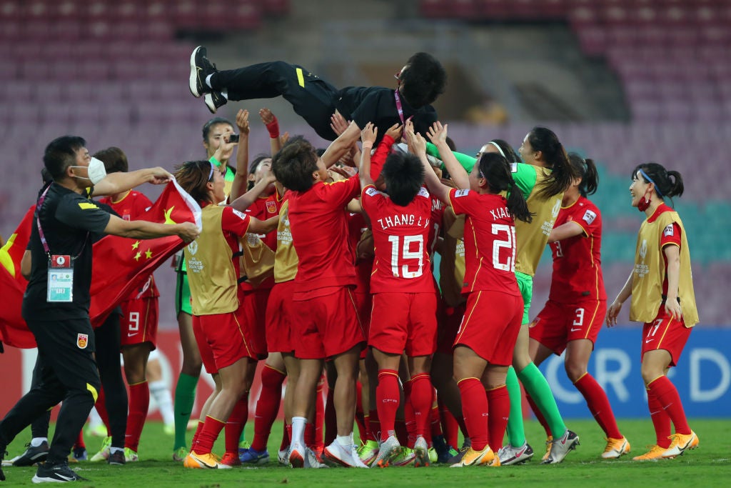 China celebrate by throwing Shui Qingxia into the air after winning the Asian Cup