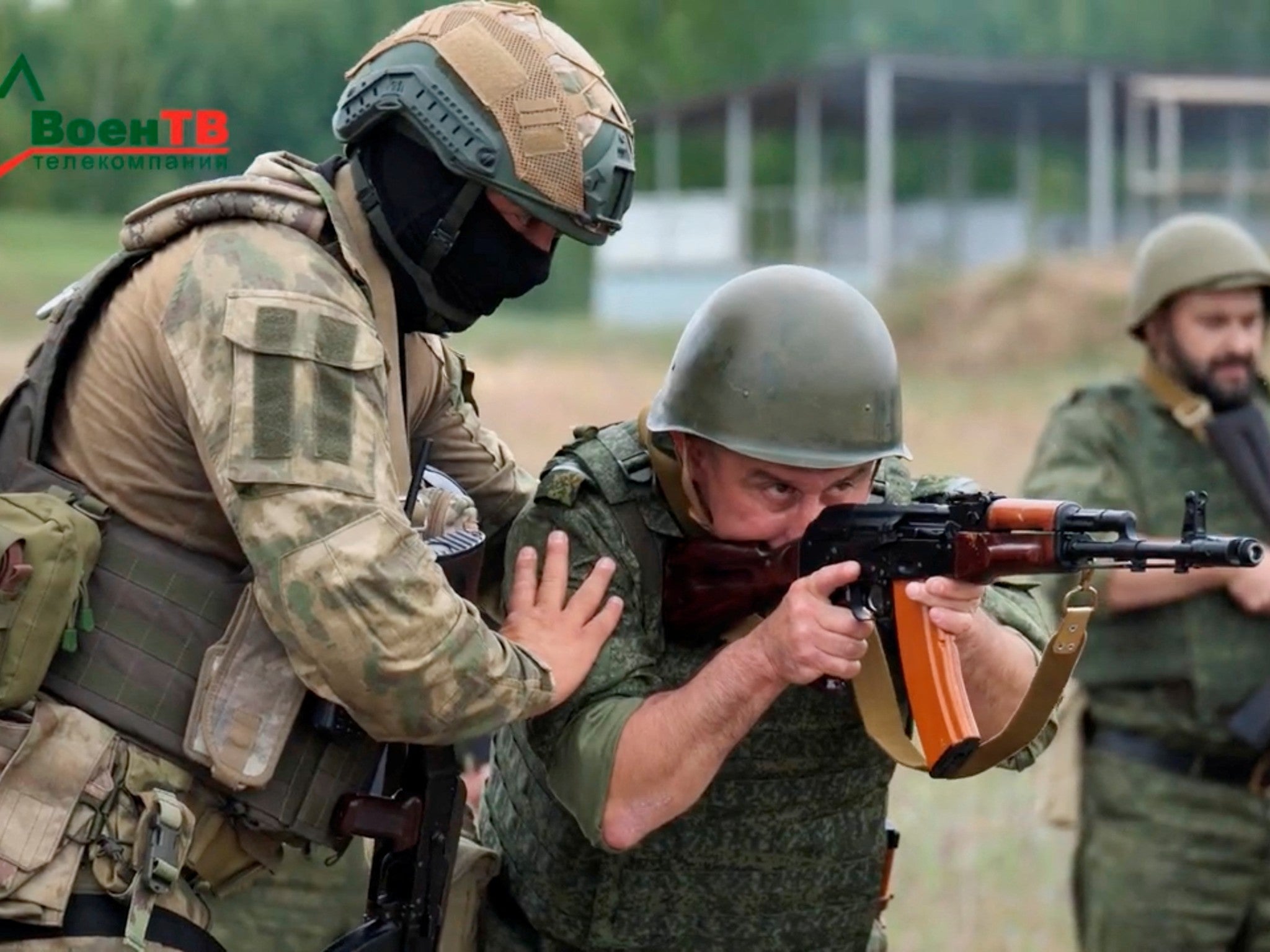 <p>A fighter from Russian Wagner mercenary group conducts training for Belarusian soldiers</p>