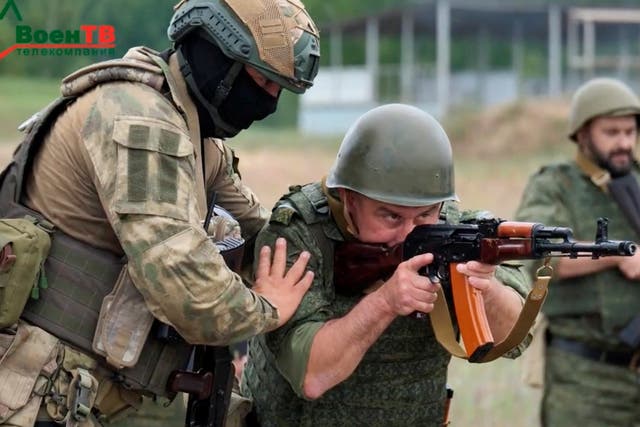 <p>A fighter from Russian Wagner mercenary group conducts training for Belarusian soldiers</p>