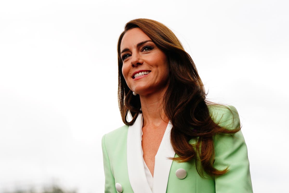 Kate returns to Wimbledon as organisers close queue after weather ...