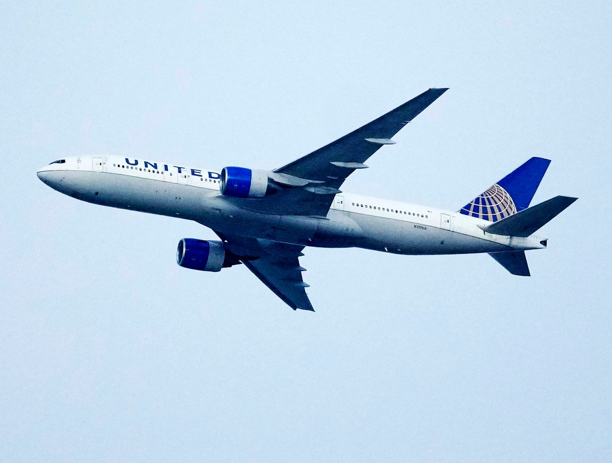 United Airlines agrees to give union pilots big pay raises