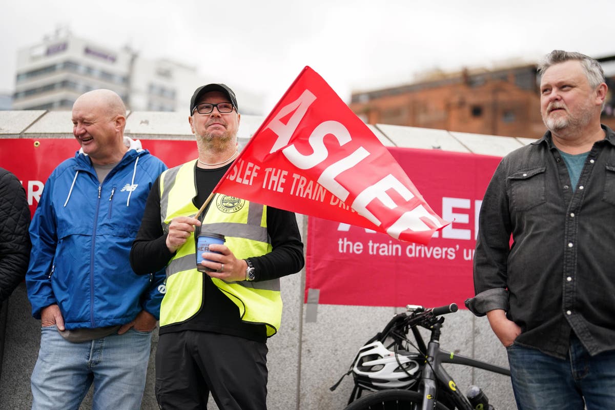 Aslef announces fresh overtime ban for train drivers in pay dispute