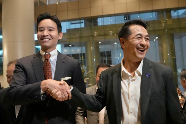 <p>Pita Limjaroenrat, the leader of Move Forward party (left) and Leader of Pheu Thai party Chonlanan Srikaew shake hands after meeting in Bangkok, Thailand, Monday, 17 July 2023</p>