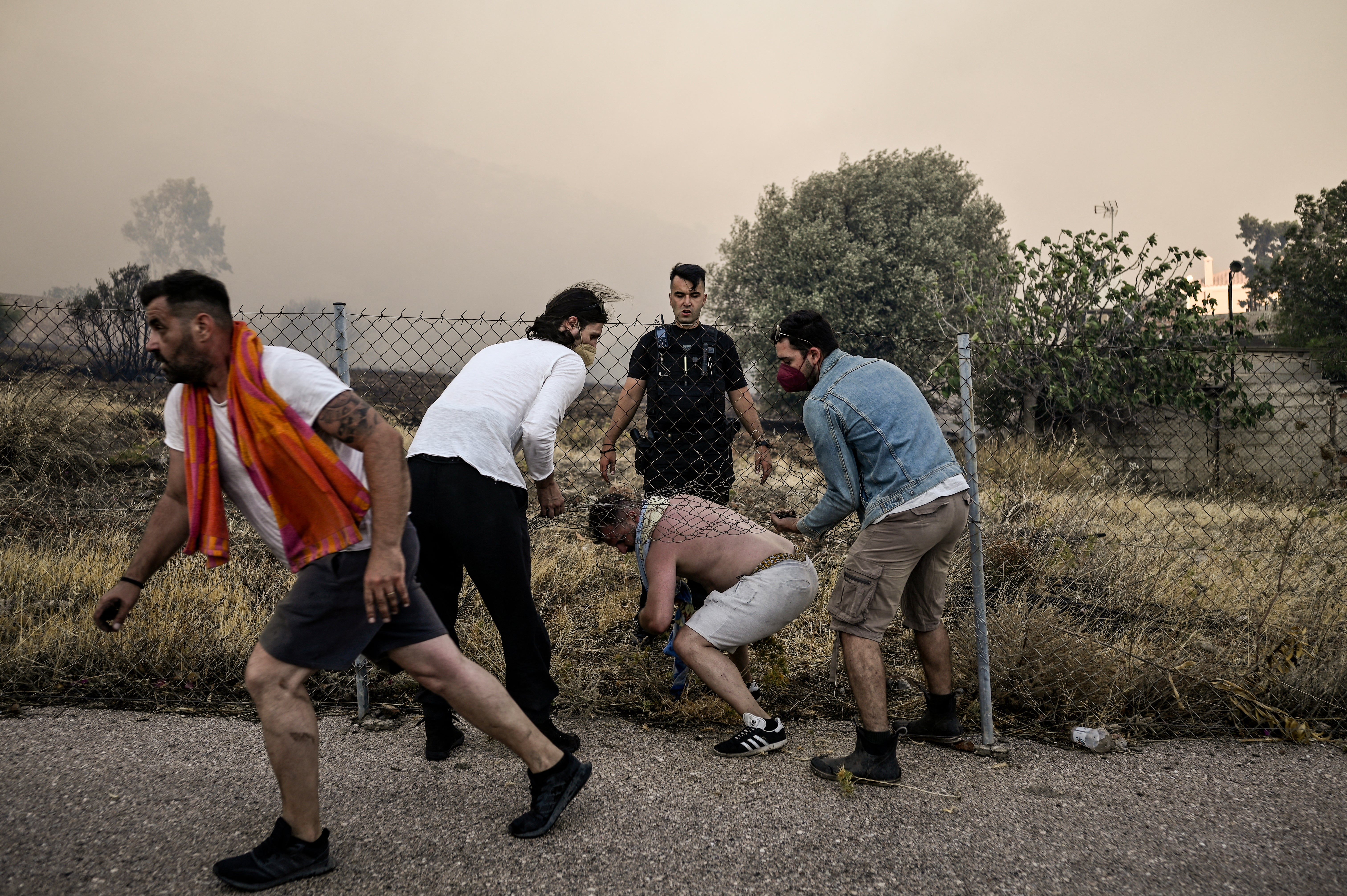 Greek police on 17 July 2023 arrested a man suspected of starting an ongoing wildfire near Athens fuelled by a heatwave and strong winds, firefighters said. “Police carried out the arrest of a foreigner who allegedly caused the fire” in Kouvaras, around 50 kilometres (30 miles) southeast of Athens