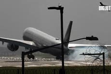 230-tonne plane struggles to land in high winds at London Heathrow