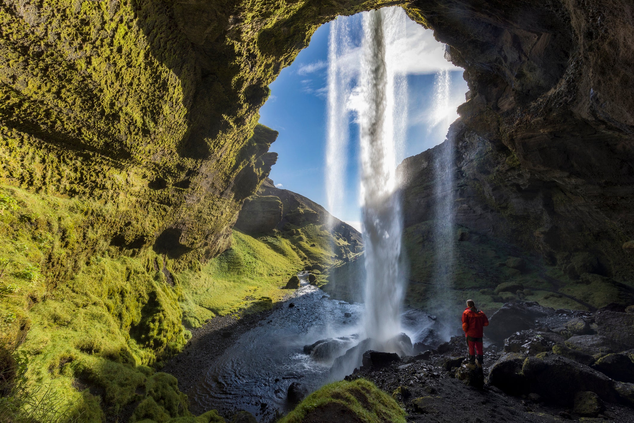 Find waterfalls, glaciers and hot springs on singles tours in Iceland