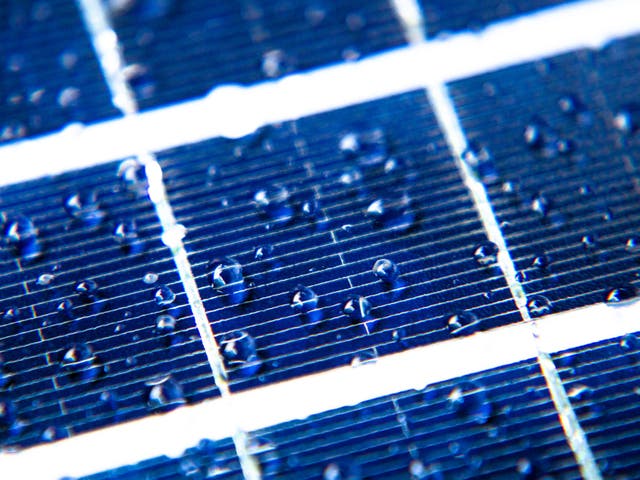 Los paneles solares que generan electricidad a partir de las gotas de lluvia podrían permitirles producir energía en cualquier clima