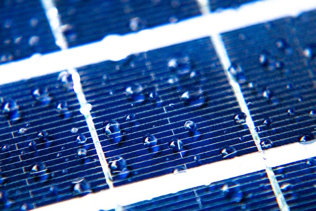 Los paneles solares que generan electricidad a partir de las gotas de lluvia podrían permitirles producir energía en cualquier clima
