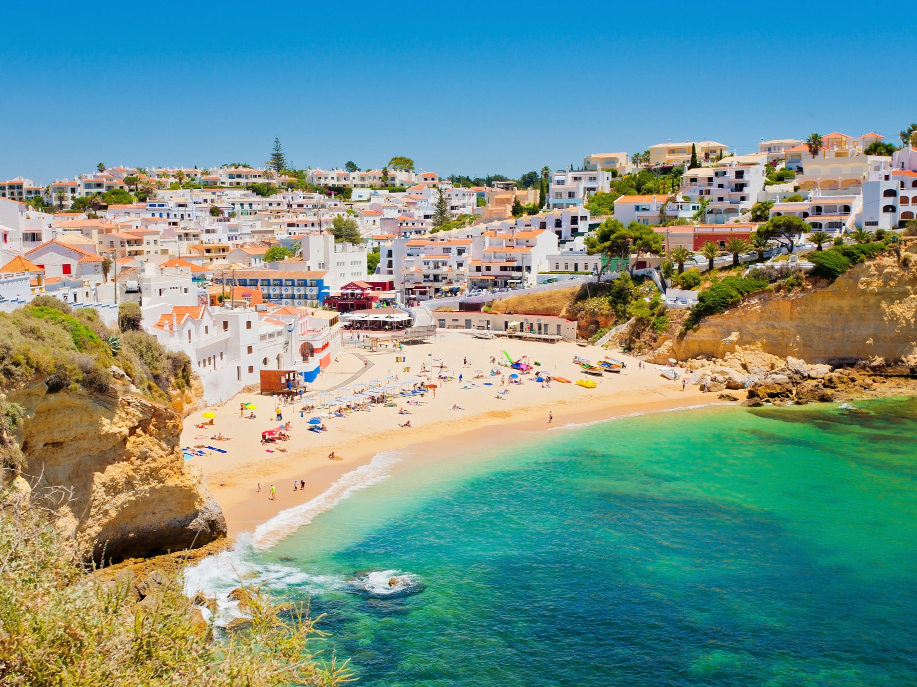 This resort town is close to Marinha and Vale Covo beaches
