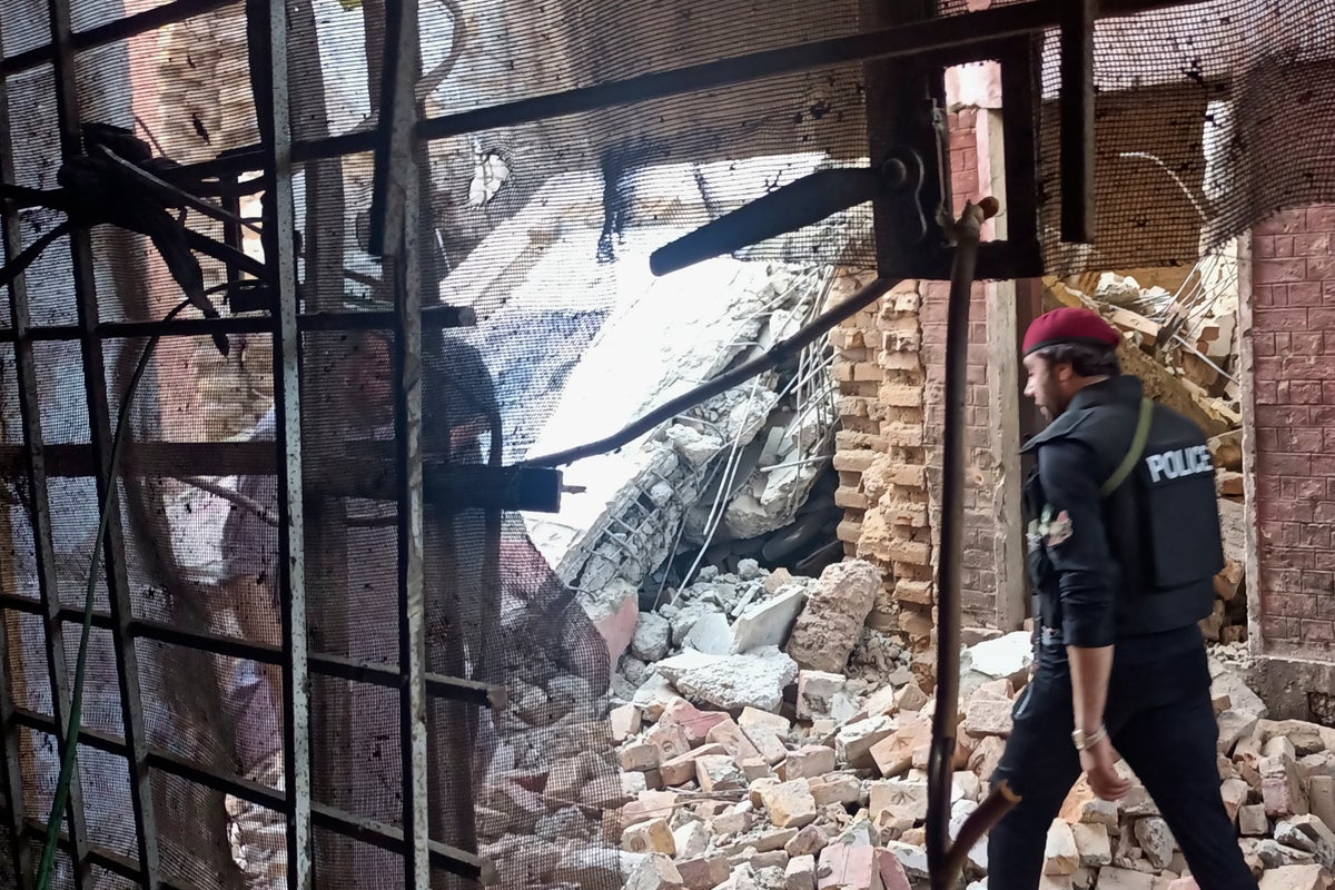 Pakistan Attack Razor 2 suicide bombers attack Pakistan police and government compound ...