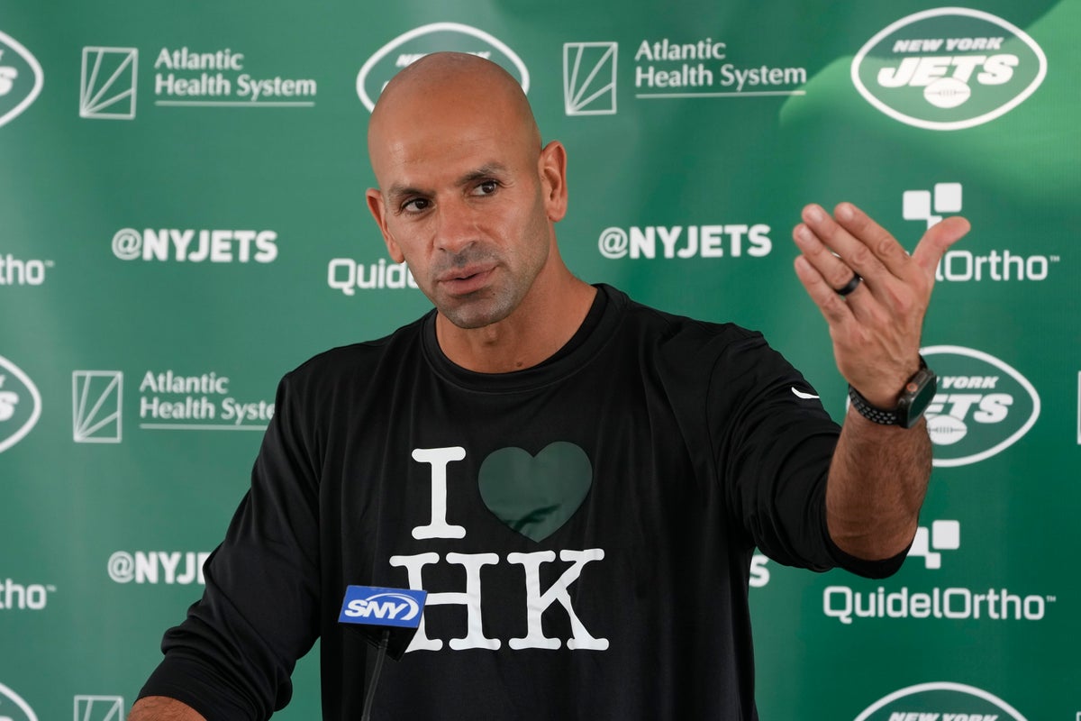 Jets, Hard Knocks: Robert Saleh wears hilarious “I heart HK” shirt