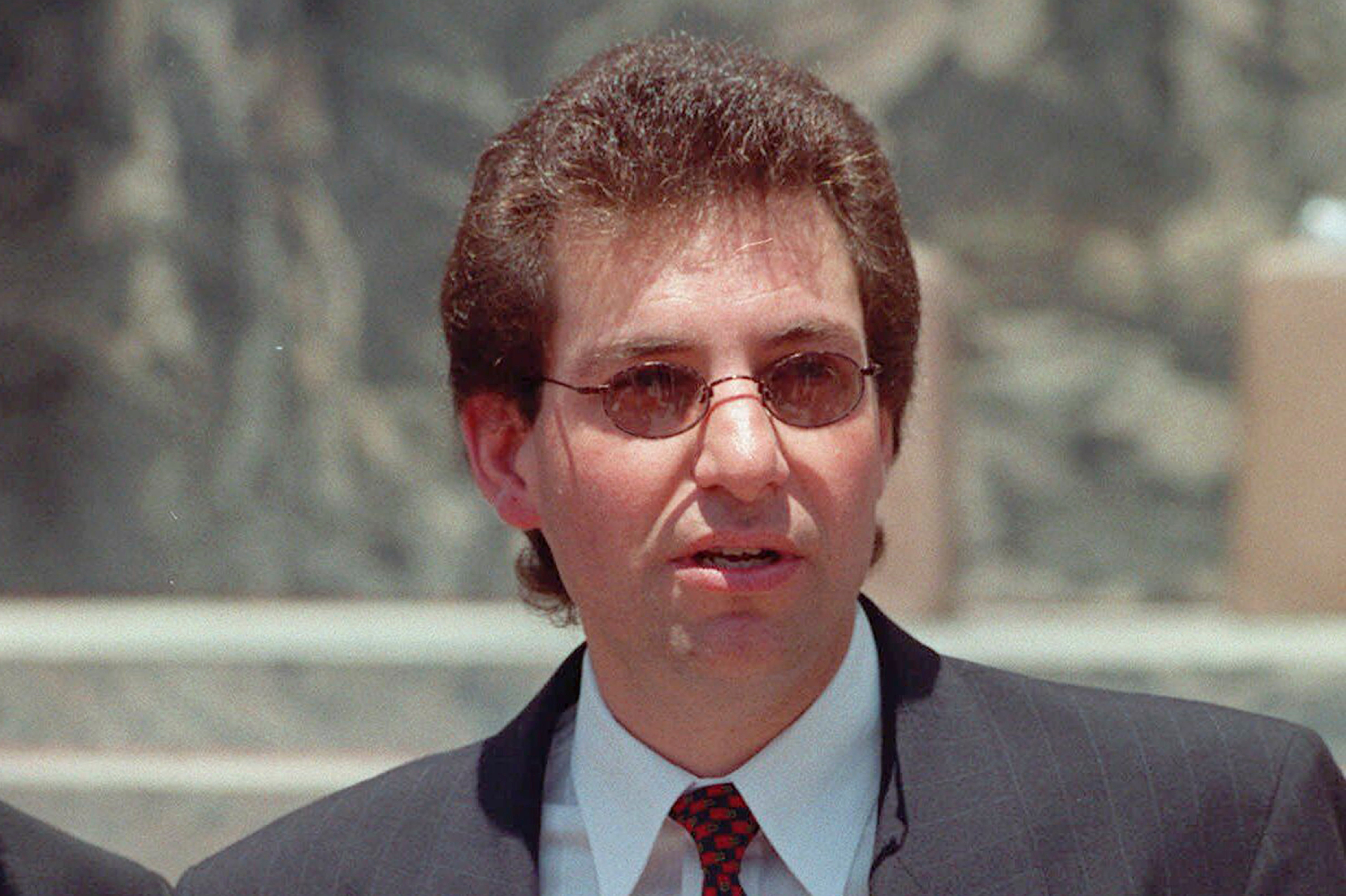 Mitnick talks to the media in Los Angeles in 2000