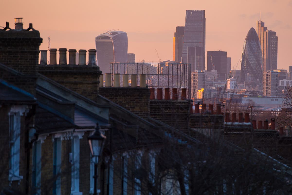 UK ‘can adapt buildings to warming with shutters, insulation and green roofs’