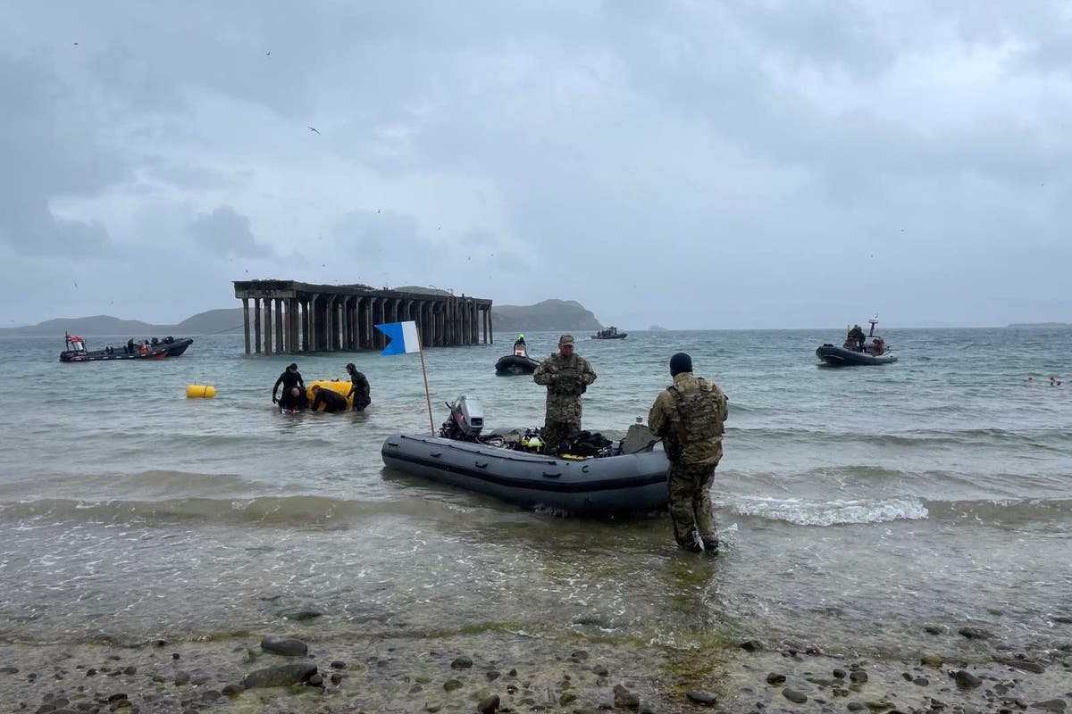 Ukrainian soldiers learn bomb disposal techniques in Scotland