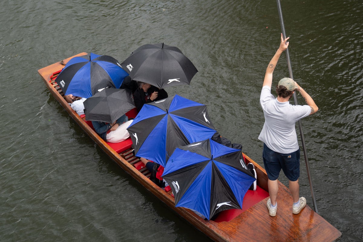 Il Met Office afferma che le prime due settimane delle vacanze estive saranno interessate dalla pioggia