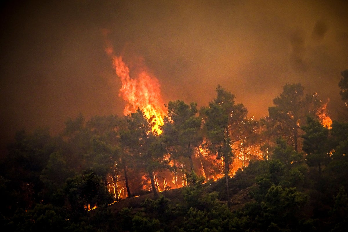 Ultimi incendi in Grecia: Creta in allerta rossa come “incubo” per i turisti britannici a Rodi e Corfù