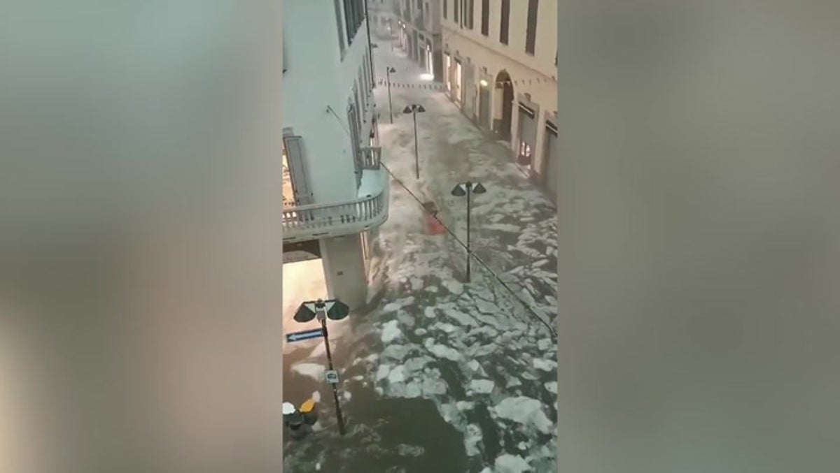 Acqua ghiacciata che scorre per le strade di una città italiana dopo una violenta grandinata.  clima