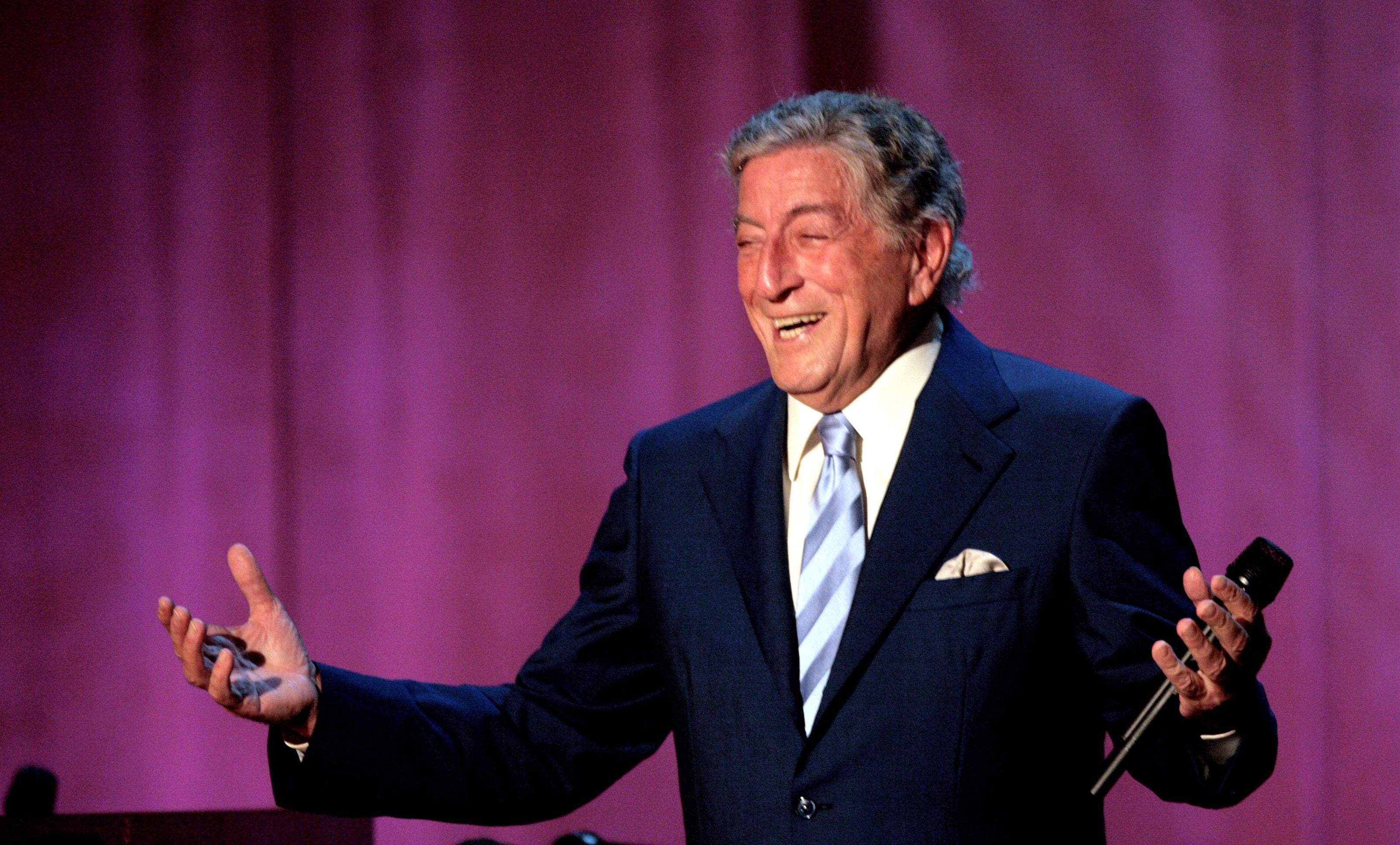 Tony Bennett performed on the Pyramid Stage at Glastonbury in 1998