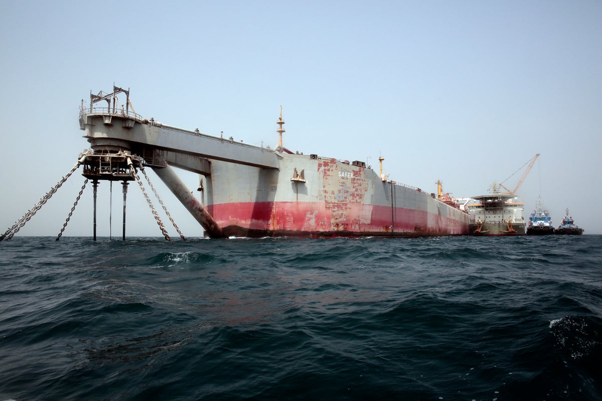 A salvage team is set to begin siphoning oil out of rusting tanker moored off Yemen, UN says