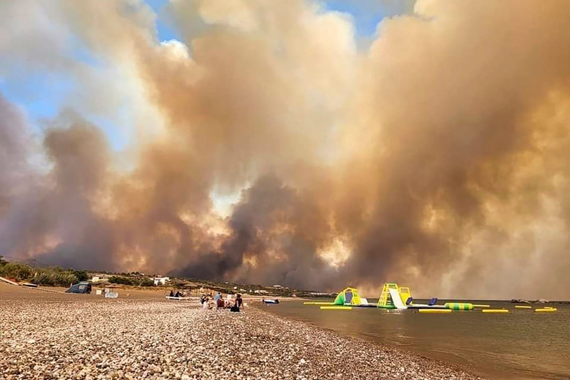 <p>Clouds of smoke from a forest fire rise to the sky on the island of Rhodes</p>