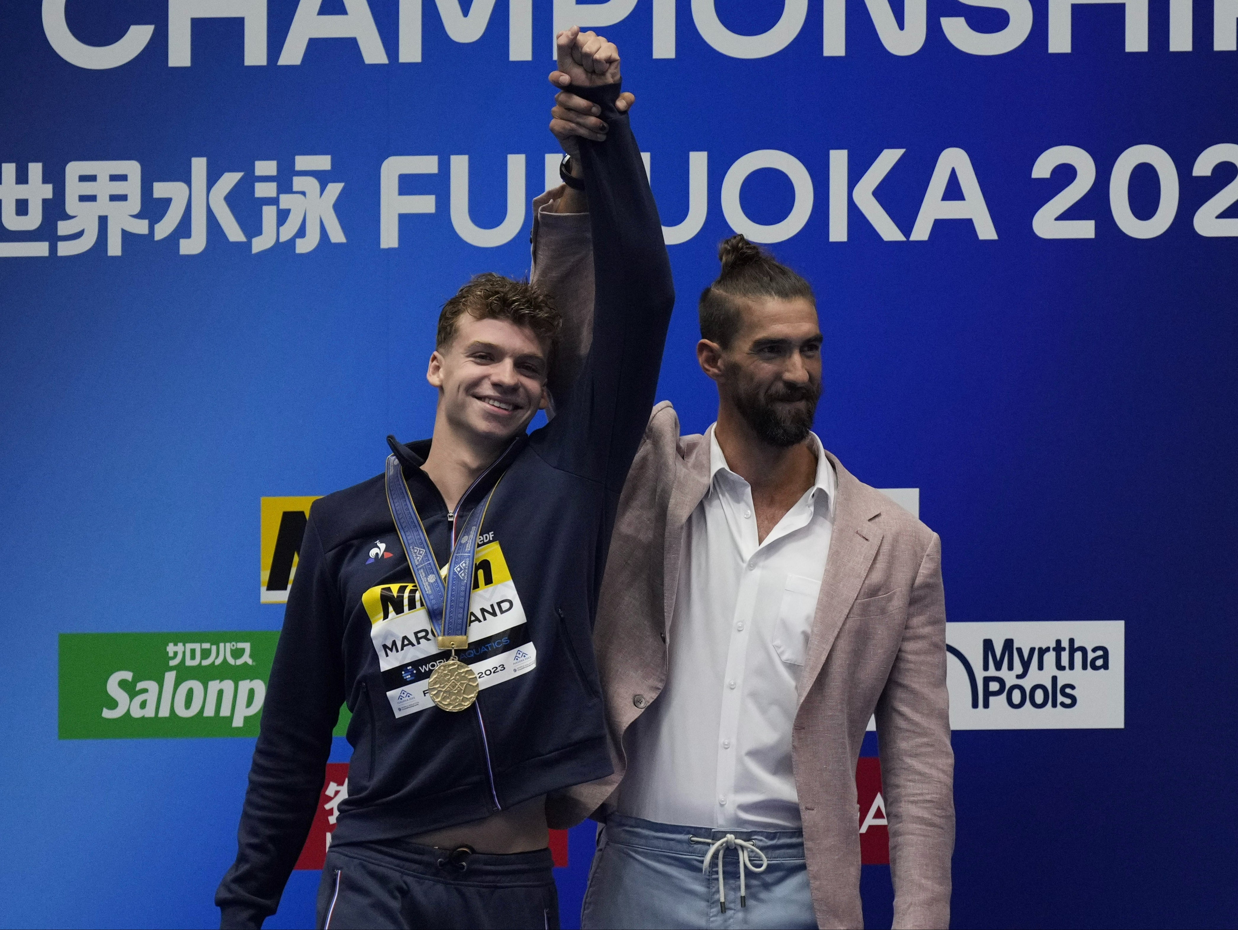 Michael Phelps presented Leon Marchand with his gold medal