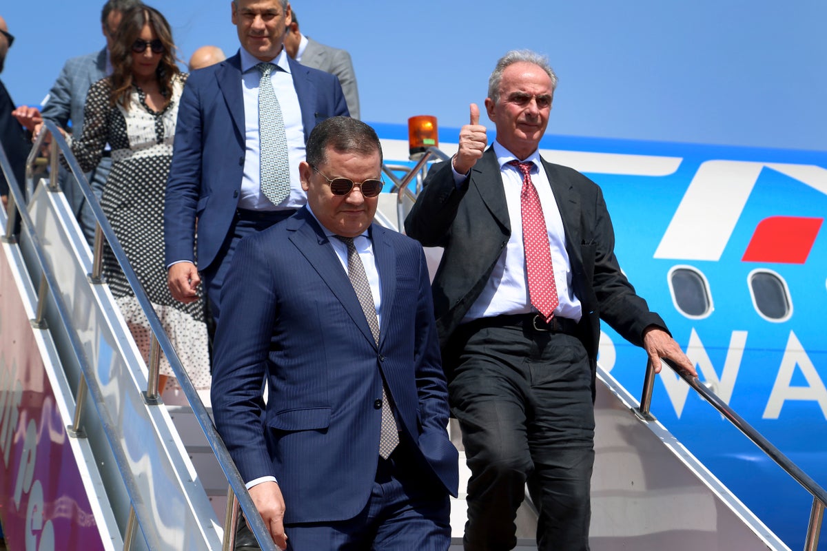 Uno dei primi ministri rivali della Libia torna a Tripoli con il primo volo commerciale dall’Italia da anni
