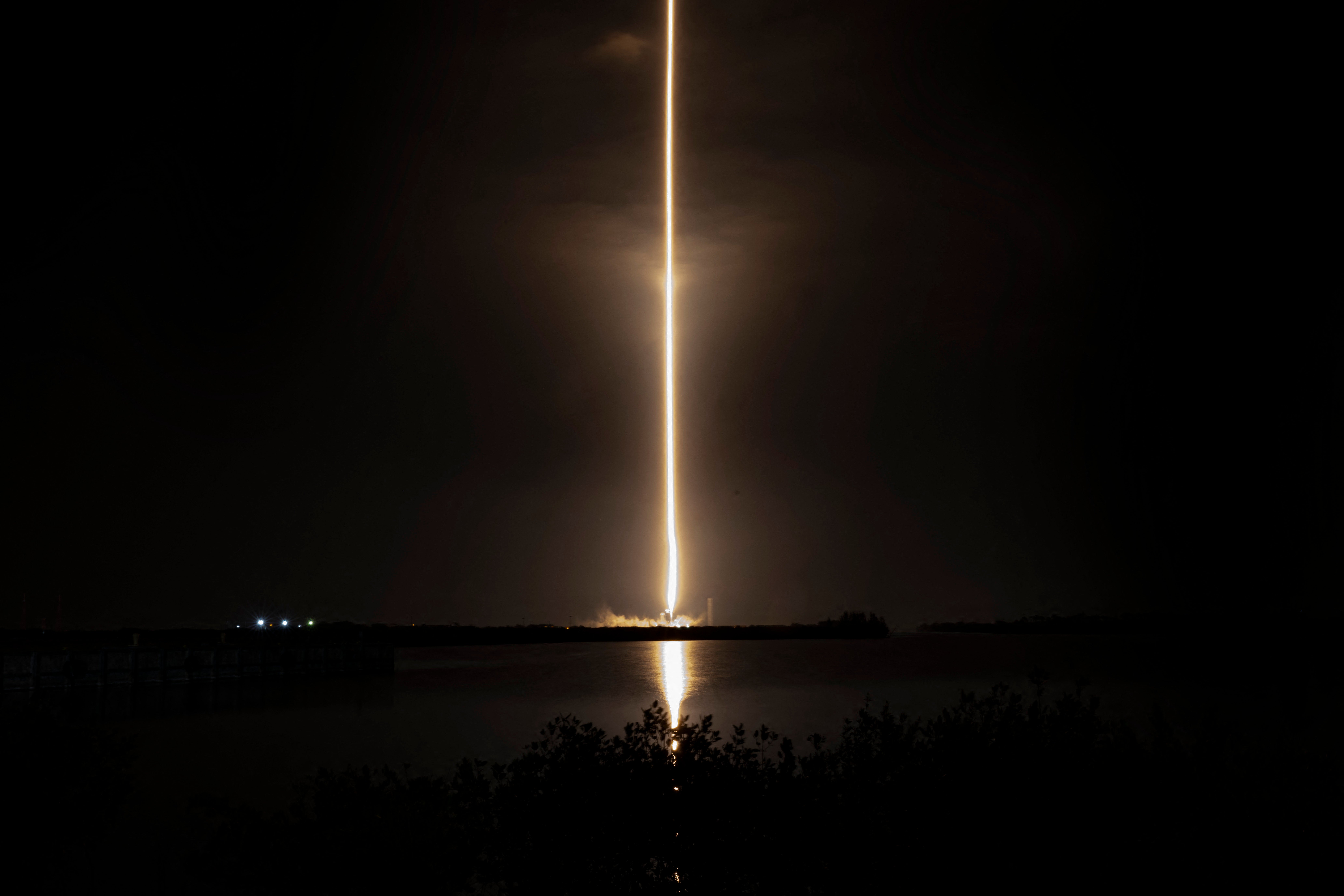 <p>Este expositor cronometrado muestra el rastro mientras el cohete SpaceX Falcon 9 con la nave espacial Crew Dragon de la compañía despega de la plataforma 39A para la misión Crew-6 en el Centro Espacial Kennedy de la NASA en Cabo Cañaveral, Florida, a principios del 2 de marzo de 2023.</p>