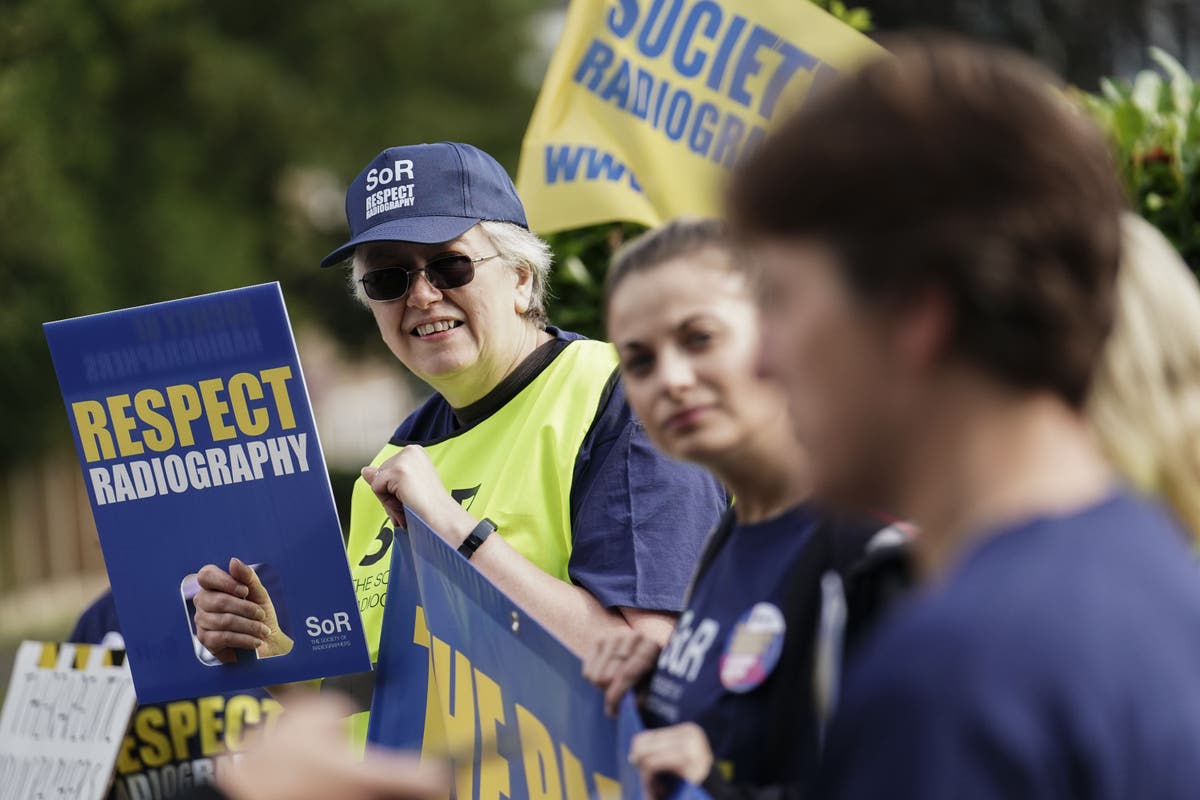 Radiographers in England take to picket lines over pay and staffing