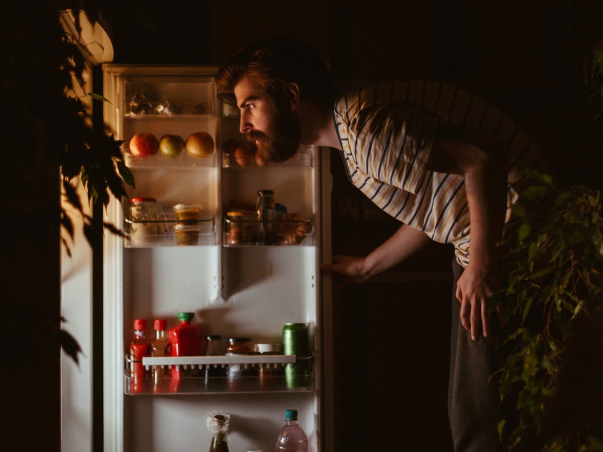 Захотела есть ночью. Холодильник ночью. Ночь холодильник еда. Что кушать на ночь мужчине. Парень возле холодильника ночью.