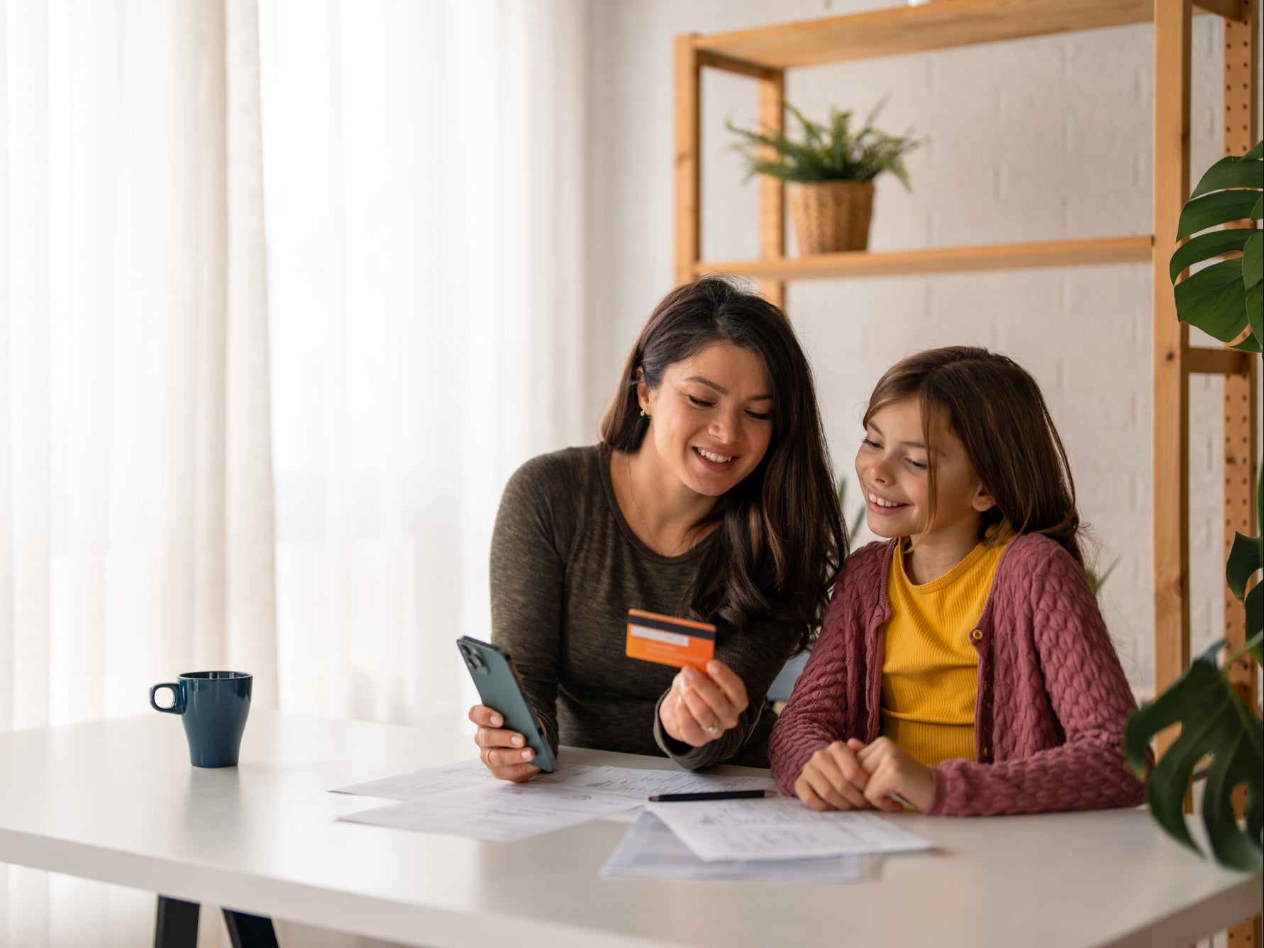 <p>Los padres creen que los adolescentes deberían empezar antes a manejar su dinero  </p>