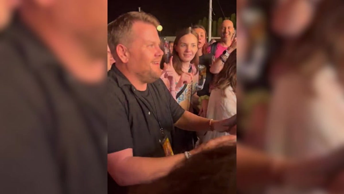James Corden balla e si tuffa in un mosh pit a un concerto di Harry Styles. stile di vita