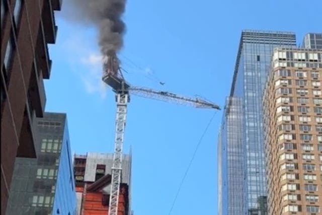 <p>Construction crane catches fire and collapses in Hudson’s Yard, New York City</p>