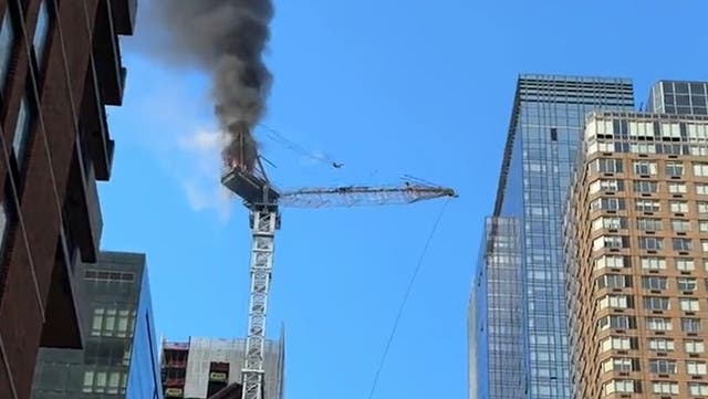 <p>Terrifying video shows crane on top of Manhattan skyscraper collapsing after catching fire.</p>