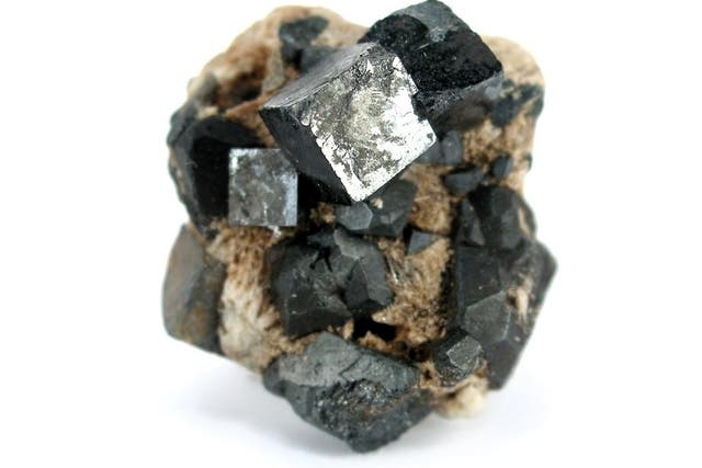 <p>La perovskita es el mineral más abundante del planeta y representa el 38% de la masa terrestre</p>