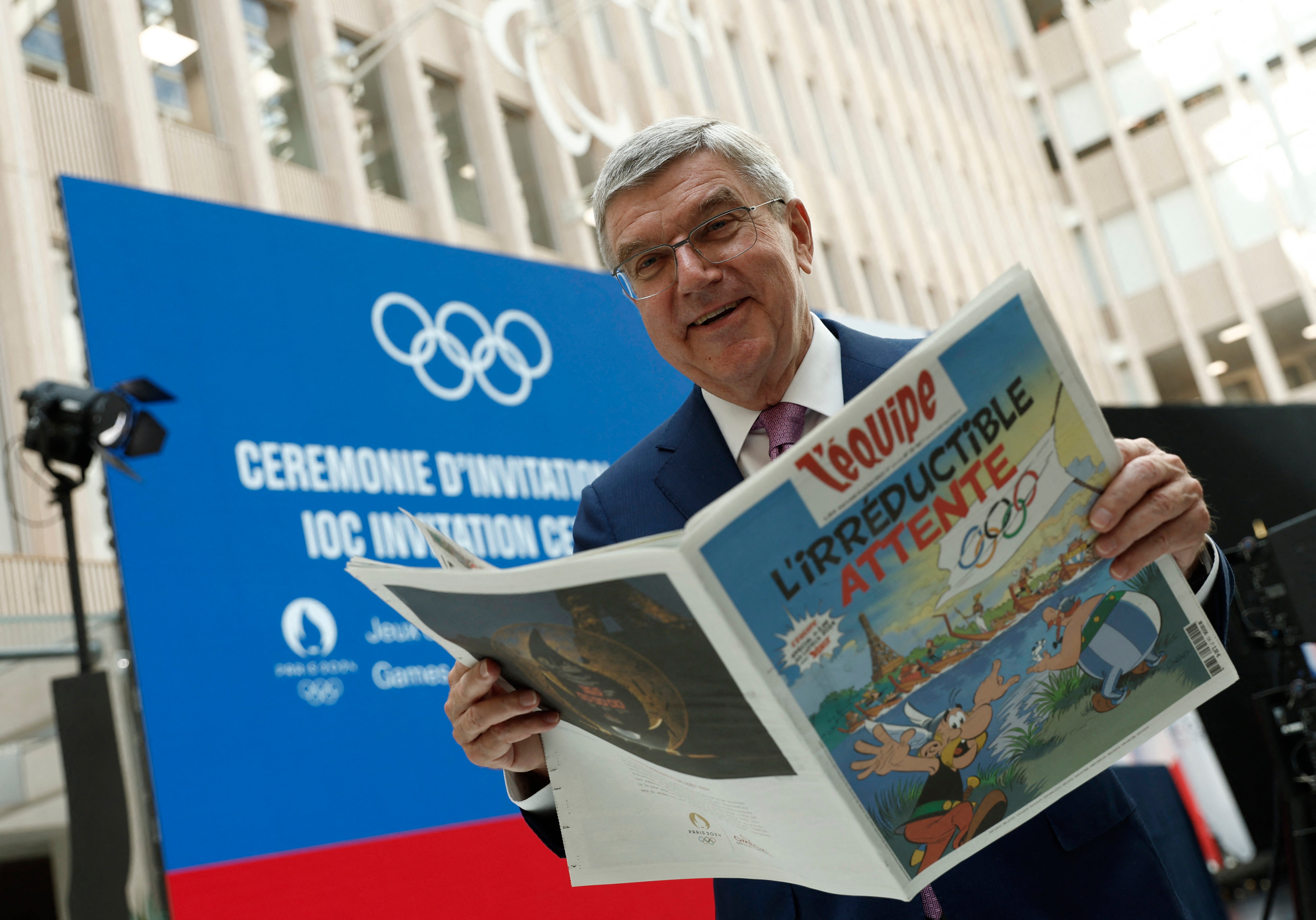 Thomas Bach poses with L’Equipe newspaper in Paris