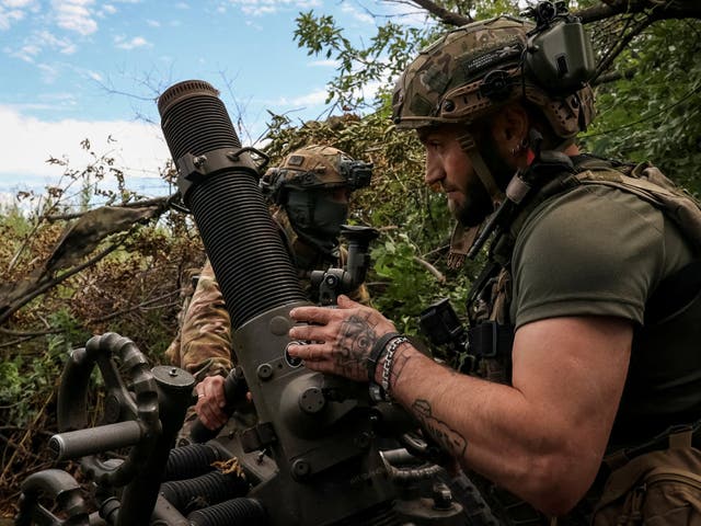 <p>Ukrainian forces prepare to fire a mortar towards Russian positions on the front line near Bakhmut</p>