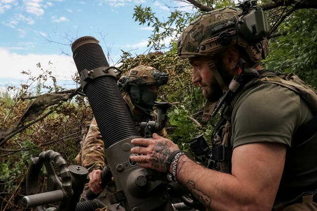 <p>Ukrainian forces prepare to fire a mortar towards Russian positions on the front line near Bakhmut</p>