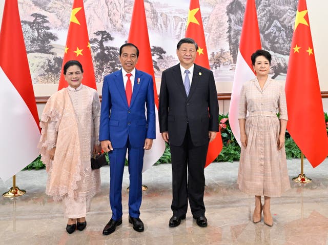 <p>Chinese President Xi Jinping poses for a photo with his Indonesian counterpart Joko Widodo in Chengdu</p>