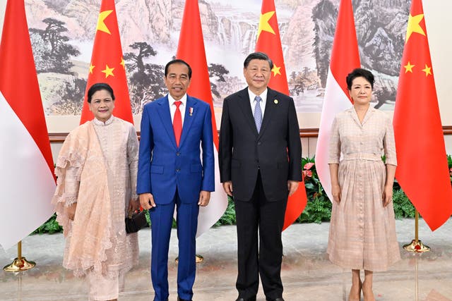 <p>Chinese President Xi Jinping poses for a photo with his Indonesian counterpart Joko Widodo in Chengdu</p>