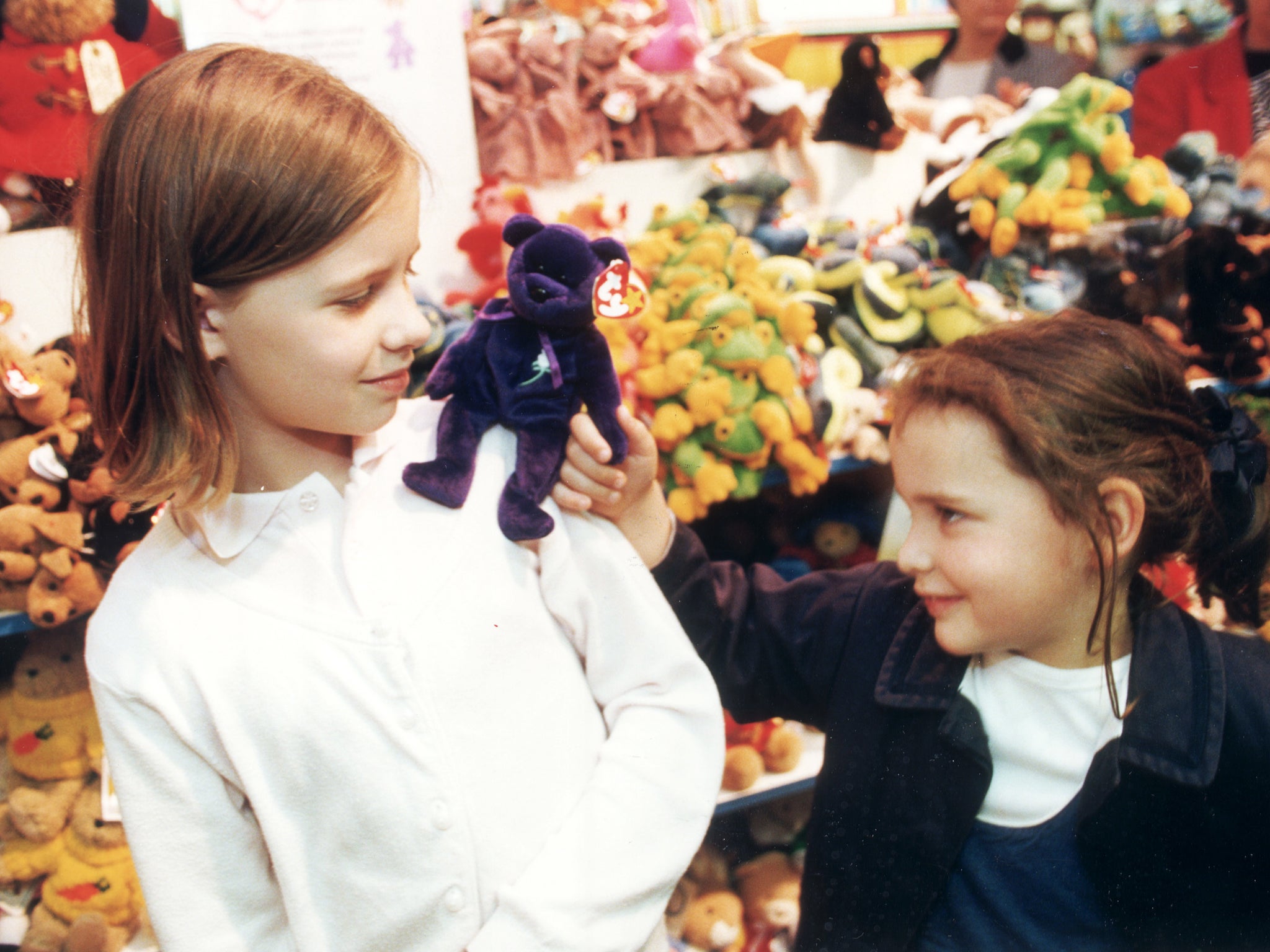 Two little girls pose with the Diana Beanie Baby in 1997