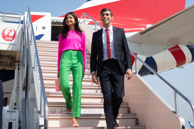 <p>Prime Minister Rishi Sunak and his wife Akshata Murty disembark their plane as they arrive at Tokyo Airport ahead of the G7 Summit on May 18, 2023</p>
