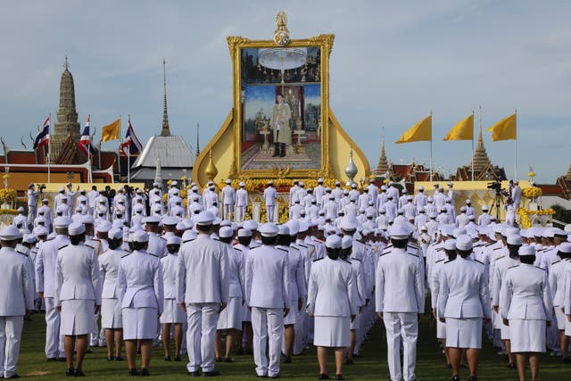 <p> Thai caretaker Prime Minister Prayut Chan-o-cha (C) leads his cabinet and government officials in the salute to the portrait of Thai King Maha Vajiralongkorn Bodindradebayavarangkun during a ceremony for taking the oath of allegiance to become lawful civil servants, held to mark the king's 71st birthday at the royal grounds of Sanam Luang, outside the Grand Palace in Bangkok, Thailand, 28 July 2023 </p>