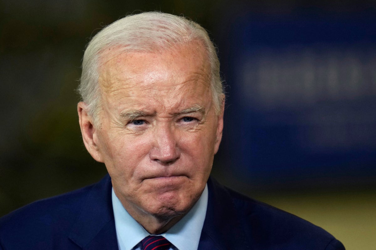 Moment Biden forgets to sign executive order in Maine