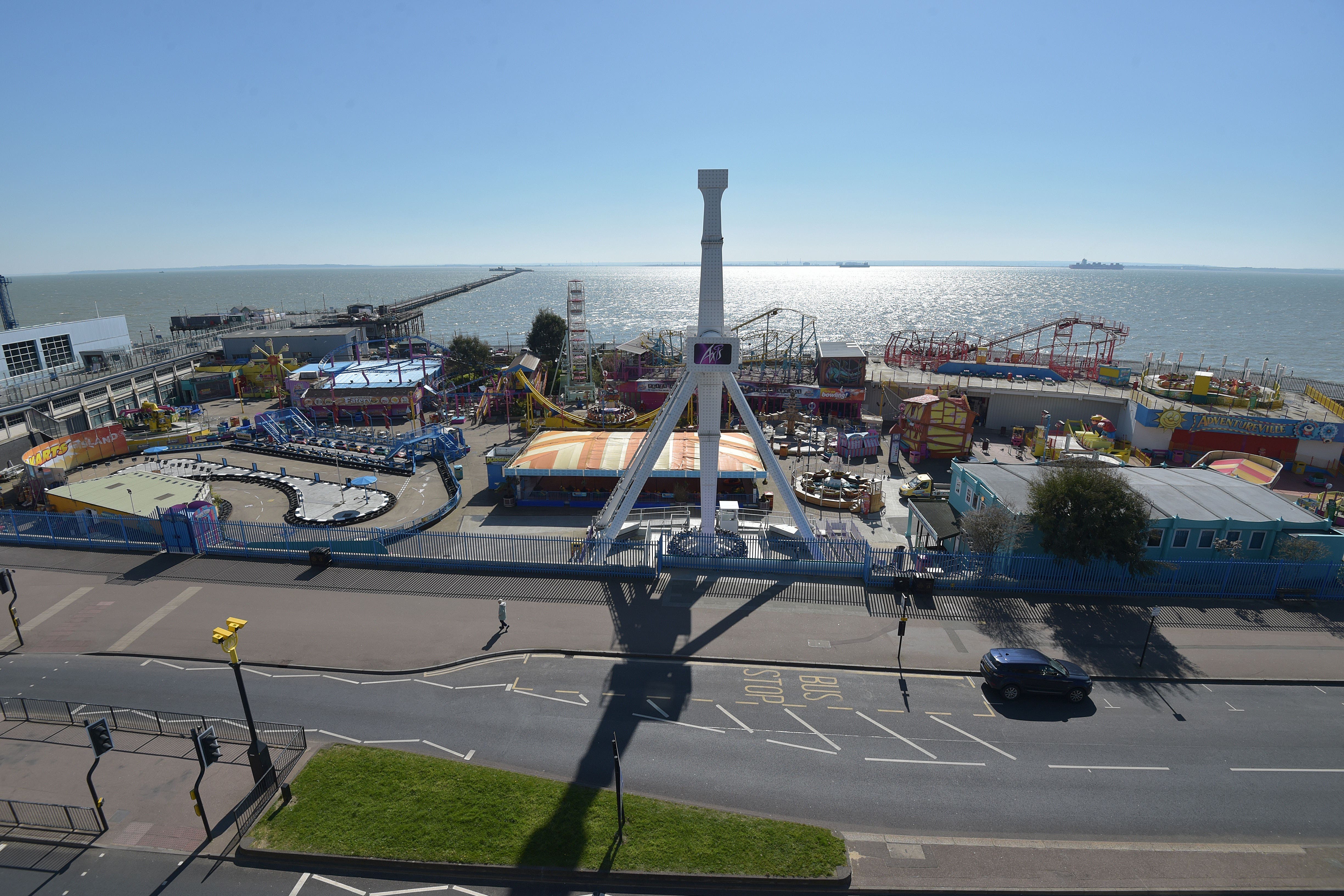 Riders left hanging vertically on tracks of 72ft rollercoaster in Essex - Vimarsana News