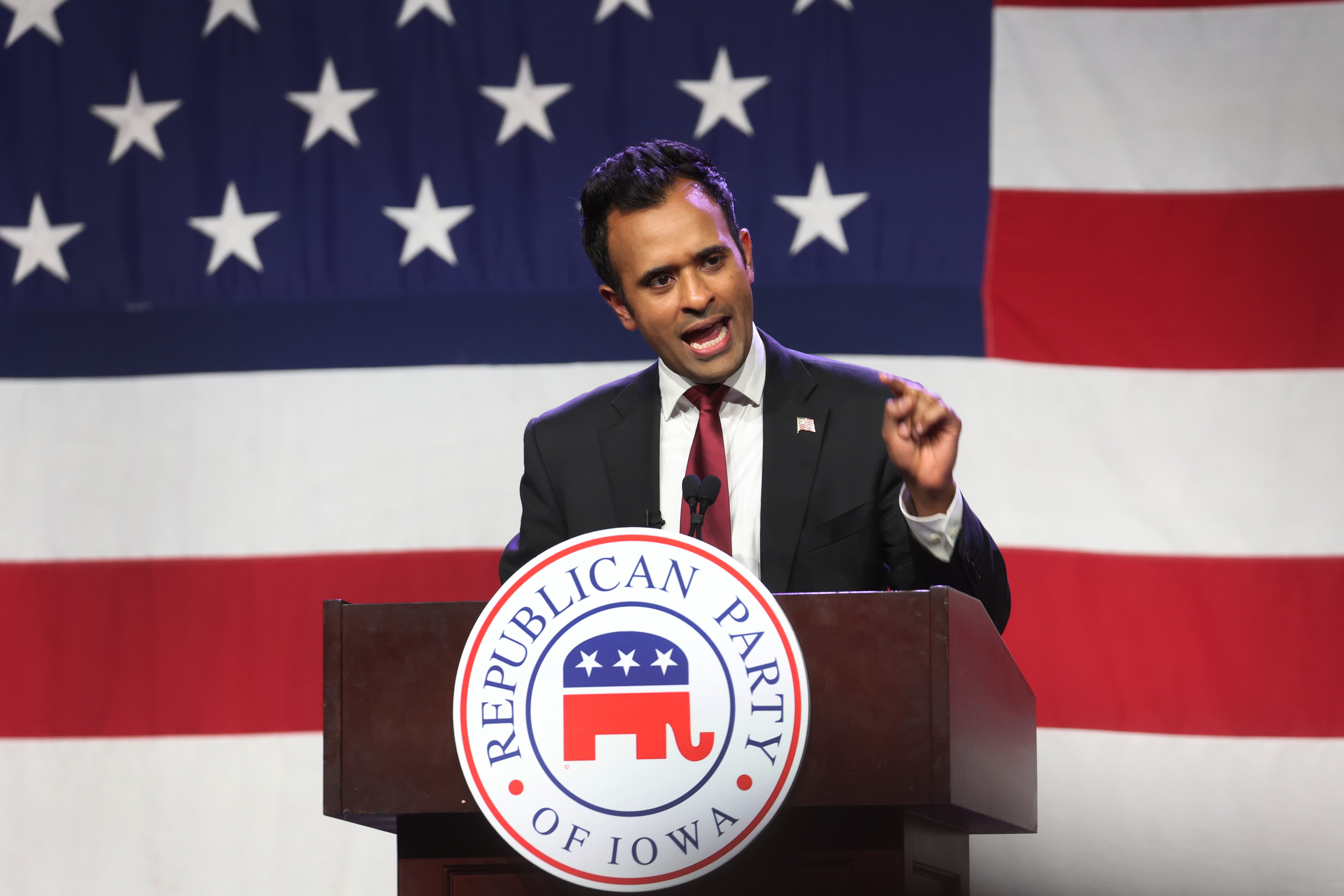 Republican presidential candidate businessman Vivek Ramaswamy speaks to guests at the Republican Party of Iowa 2023 Lincoln Dinner