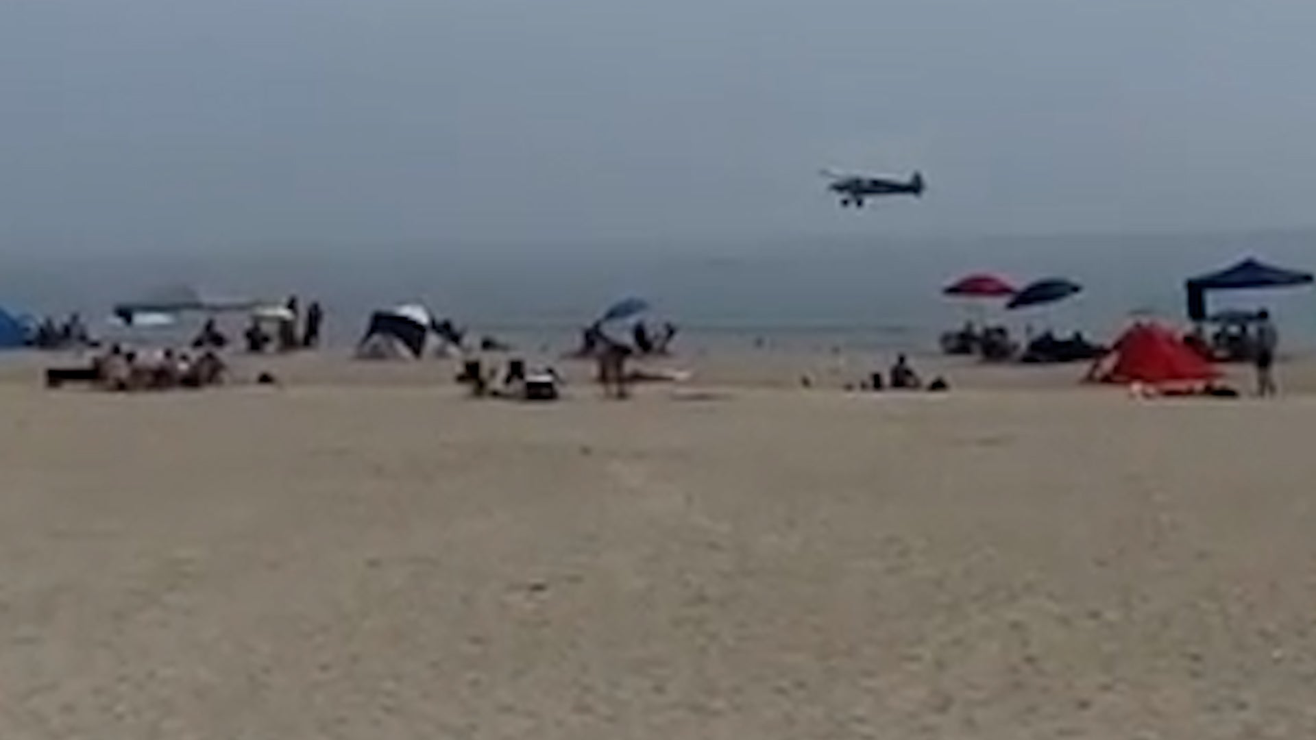 Moment plane crashes onto busy New Hampshire beach News Independent TV photo
