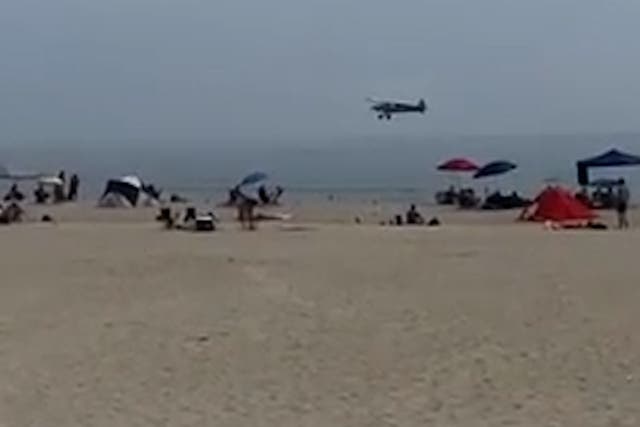 <p>Moment plane crashes onto busy New Hampshire beach with no injuries reported</p>