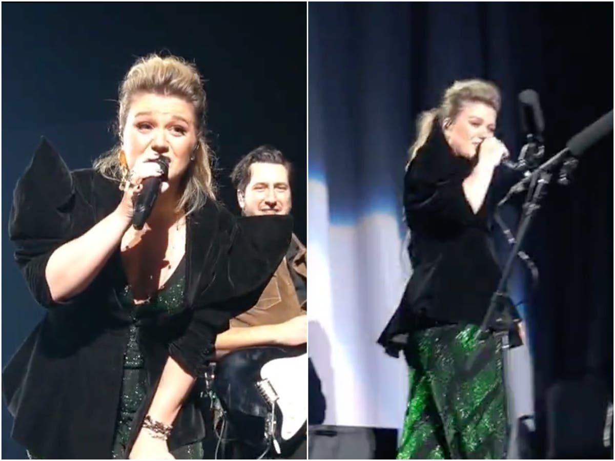 Kelly Clarkson has explicit reaction to a female fan’s suggestive sign
