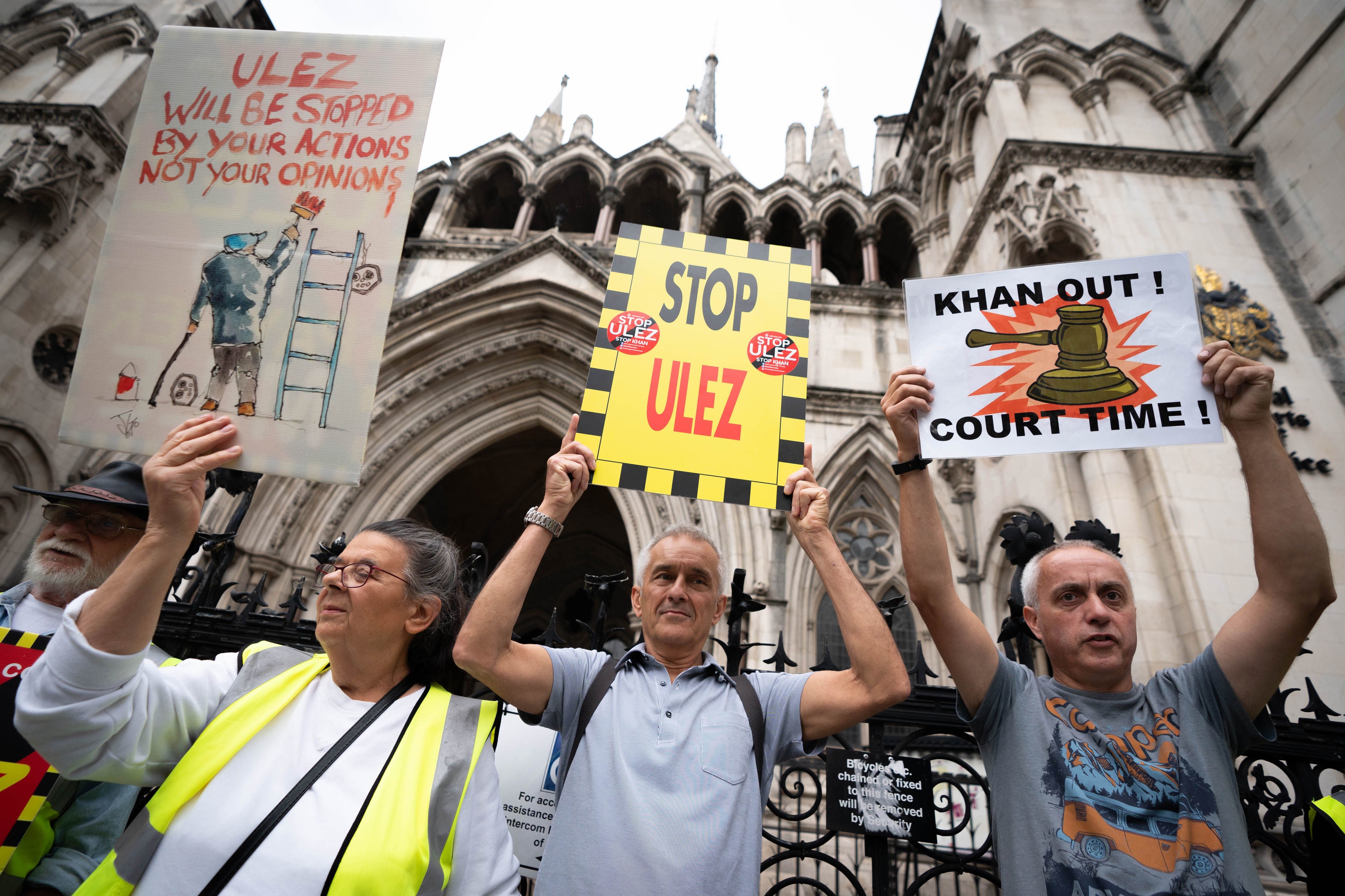 Anti-Ulez protesters outside the High Court, where five councils last week lost their challenge against plans to extend the ultra low emission zone