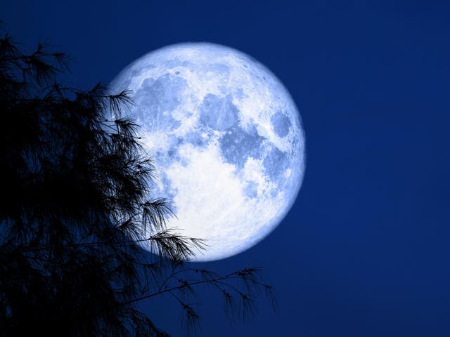 Luna azul es el nombre que se le da a la segunda luna llena que aparece en un solo mes calendario, aunque ocasionalmente aparece azul.